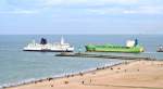 Begegnung im Seekanal vor Warnem�nde: 
Scandlines F�hre KRONPRINS FREDERIK und ...