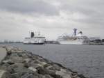 Die 152m lange FS Prins Joachim am 12.08.09 im Warnem�der ...