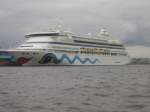 Ein AIDA Schiff am Fernverkehrs Terminal in Hamburg.  ...