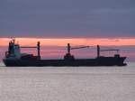 Amanda(IMO-9217565;L=184;B=25mtr) schiebt sich bei Sonnenaufgang im Bereich der Grimmersh�rnbucht in ...