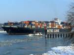 F�hre ALTONA vor NYK VENUS ; Elbe bei Hamburg-Finkenwerder, 16.02.2010
 ...