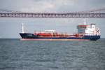 Rio Tejo bei Lissabon, 19.02.2010, Blick auf den maltesischen Tanker ...