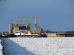 Eisbrecher B�ffel und Wisent warten am 07.03.2010 im Oberwasser der ...