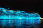 Die MSC Magnifica im blauen Laserlicht vor ihrer Taufe an ...