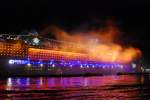 Noch eingeh�llt vom Rauch des Feuerwerks die MSC MSC Magnifica ...