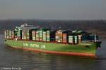 Die XIN Los Angeles auf der Elbe beim Einlaufen in ...