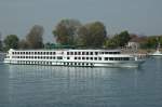 Ein Flusskreuzfahrtschiff L EUROPE bei Gernsheim als Talfahrer am 25.04.2010 ...