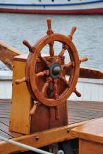 sch�nes Steuerrad eines alten Lastenseglers im Greifswalder Museumshafen , 14.04.2010 ...