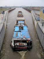 Sch 2434 verl��t am 27.02.2011 d. Schleuse Rothensee und f�hrt ...