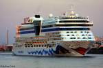 Als AIDAluna am 18.07.2010 bei Hamburg H�he St. Pauli-Landungsbr�cken - ...