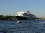Die Queen Mary 2 verl�sst am 08.05.2011 den Hamburger Hafen ...
