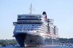 Die Queen Elizabeth verl�sst nach ihrem ersten Deutschlandbesuch Travem�nde IMO-Nummer:9477438 ...