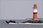 Ein RIB (Festrumpfschlauchboot) prescht am 16.06.2011 am �stlichen Molenfeuer in ...