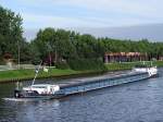 Alwa 1(EuropaNr.:02312714; L=85; B=8,2m; 1200t; Bj.1958)
befindet sich im Amsterdam-Rijnkanaal bei ...
