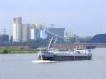 ICHTHUS(EUR_NR.:02104876; L=66; B=6mtr; 623t; Baujahr1974) ist bei Duisburg am Rhein ...