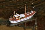 Fernsteuer-Schiffsmodell einer alten Motoryacht auf der Urft bei Gem�nd/Eifel - ...