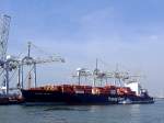 LIVERPOOL-EXPRESS(IMO:9232565 ;L=281; B=32mtr; DWT54155t; TEU:4115; Bj.2002)wird in Rotterdam mit Containern ...