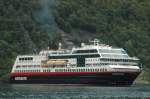 Die MS Midnatsol der Hurtigrutenlinie im Geirangerfjord beobachtet am 25.06.2011. ...