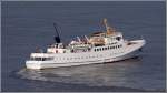 Die 1970 gebaute FAIR LADY (IMO 7016474) hat nach dem Ablegen von der Seeb�derkaje in Bremerhaven auf der Weser gewendet, um Touristen nach Helgoland zu bringen. Sie ist 68 m lang, 10 m breit, hat eine GT von 935, eine DWT von 165 und kann max. 800 P ...