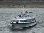 Privatschiff L�gym�nyos f�hrt bei der Petőfi-Br�cke, am 30. 04. 2011. ...