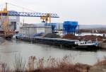 MS HENRIETTE BAUMG�RTNER ankert im Donauhafen Krems/Nieder�sterreich.5.2.2012.  ...