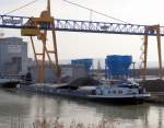 MS DUSKY beim L�schen im Donauhafen von Krems/Nieder�sterreich.6.2.2012.  ...