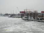 Hamburg am 7.2.2012: Anfahrt mit einer HADAG-F�hre zum Anleger Finkenwerder ...