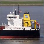 An der SEAMULLET (IMO 9204776) ist gut die Schornsteinmarke der ...