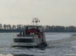 F�hre Wilhelmsburg der HADAG k�mpft sich durch die vereiste Elbe ...