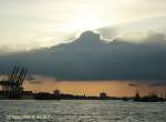Hamburg von einer HADAG-F�hre aus gesehen am 18.9.2011: aufziehende Gewitterwolken ...