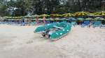 Dieses Schlauchboot pausierte am 29.12.2011 am Phuket Beach.  ...