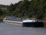 Die St. Rita liegt vor der Schleusenanlage in Oberhausen Lirich ...