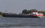 Das Tankschiff Synthese-1 in H�he Walsum auf dem Rhein. Das ...