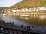 Das Tankschiff MS Moinos unterwegs auf der Mosel in Cochem ...