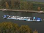 Die Helga tuckert an Oberhausen vorbei in Richtung Duisburg. Das ...