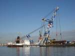 Selbstfahrender Schwimmkran MATADOR 3 bei Arbeit am 05.10.2007 im Hafen ...