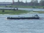 Ein Binnenschiff mit dem Namen Credo schiebt sich gem�chlich den ...