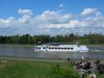 Am gerade an Hohenwarthe vorbeifahrenden Ausflugsschiff ist ein Schriftband zu ...