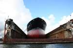 Zur Reperatur aufgedocktes Schiff ...  Gilbert Angermann 16.08.2008