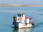 Tavira/Algarve, 03.02.2005, eine Personenf�hre kommt von der Ilha de Tavira ...