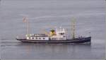 Wasser- und Schifffahrtsverwaltung Die 1934 gebaute EMS (IMO 8137574) dient der Wasser- und Schifffahrtsdirektion Nordwest in Aurich immer noch als Bereisungsschiff und wird vom WSA Emden bereedert. Die EMS hat noch einen genieteten Schiffsrumpf, ist 36,00 m lang, 5,75 m breit und hat einen Tiefgang von 2,65 m. Die Maschine leistet 317 kw und erm�glicht eine Geschwindigkeit von 10 kn.Aufgenommen am 01.12.2008 auf der Weser bei Bremerhaven.
