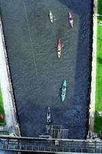 Fl�sse und Seen Paddelboote verlassen gerade das Schiffshebewerk Niederfinow Richtung Oderberg, Oder - Havel - Kanal (09/2007)