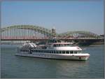 Rhein Die MS 'Godesburg' der K�ln-D�sseldorfer, aufgenommen am 28.09.2008 von der Rheinpromenade in K�ln aus. Auf der Hohenzollenbr�cke im Hintergrund ist wie �blich viel Betrieb.