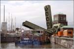 Bremerhaven Um in den alten Hafen in Bremerhaven hinein- oder hinausfahren zu k�nnen, m�ssen die beiden Hubbr�cken �ber die Verbindung zum neuen Hafen ge�ffnet werden. Hier verl��t der Schubschlepper B�FFEL am 31.03.2008 den alten Hafen.