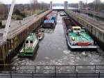 Gemeinsam lassen sich in Geesthacht elbaufw�rts schleusen: TMS SCHILDHORN, Hamburg; ...