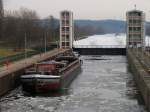 Die MARIENBERG in der Schleuse Geesthacht bei geschlossenen Schleusentoren; 22.01.2009
 ...