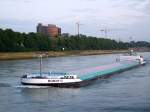 Frachtschiffe RONNY-O ist in den fr�hen Morgenstunden bei Rhein-KM685 Stromaufw�rts unterwegs;080904