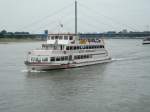 Passagierschiffe Ein Ausflugsschiff vor der Rheinpromanade in D�sseldorf mit der Oberkasseler Br�cke im Hintergrund am 26.06.2004.