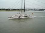 Passagierschiffe Das Ausflugsschiff 'D�ssel' vor der Rheinpromenade in D�sseldorf am 26.06.2004.