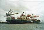 Containerschiffe APL Cyprine an der Pred�hlkai im Waltershofer Hafen/ Hamburg. Scan eines Fotos von 1995. Das Achterschiff wurde ungew�hnlicher Weise fast komplett entladen. Dadurch gab es 2m Tiefgangsdifferenz zwischen Vor- uns Achterschiff.